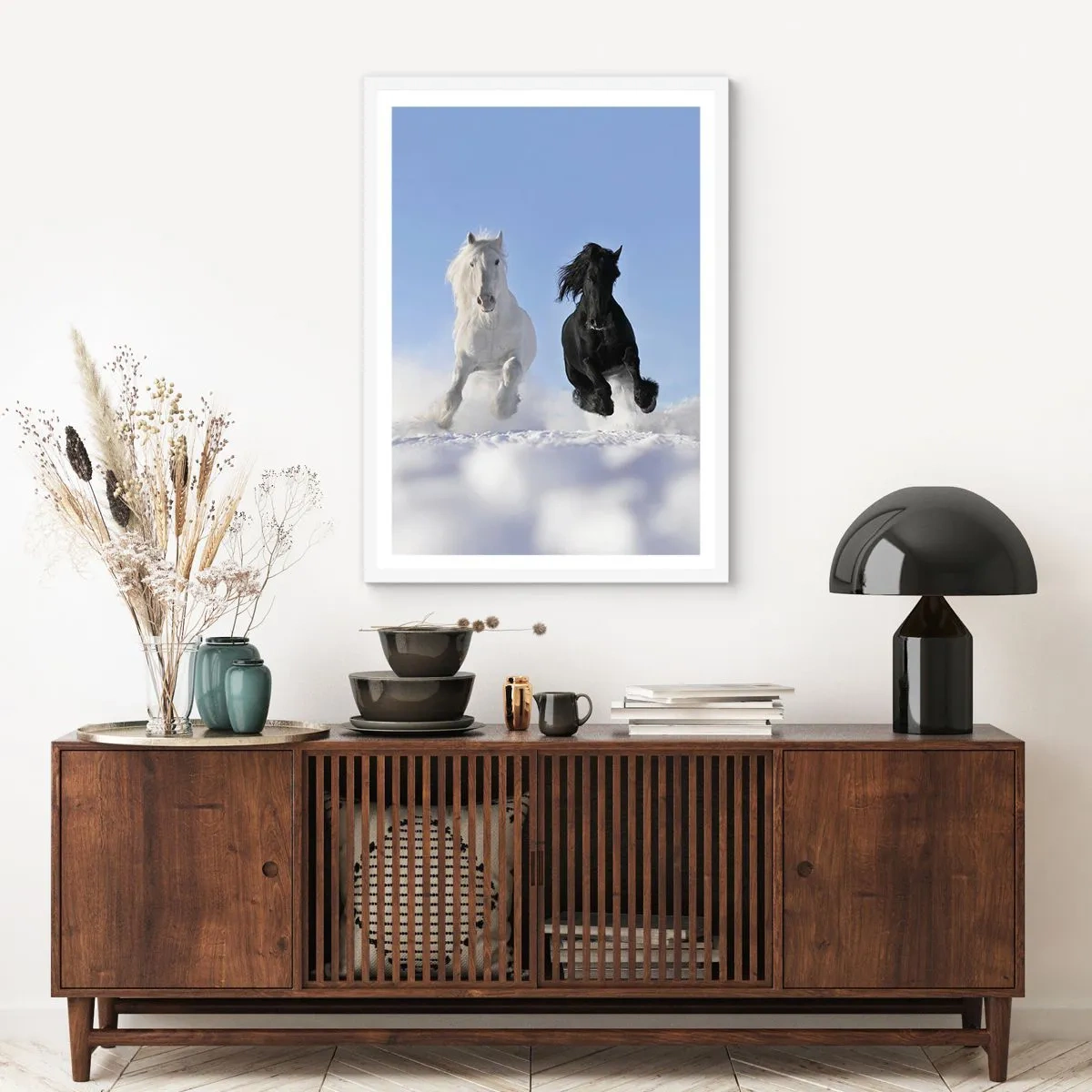 Plakat i hvid ramme - Sort og hvid galop - 70x100 cm
