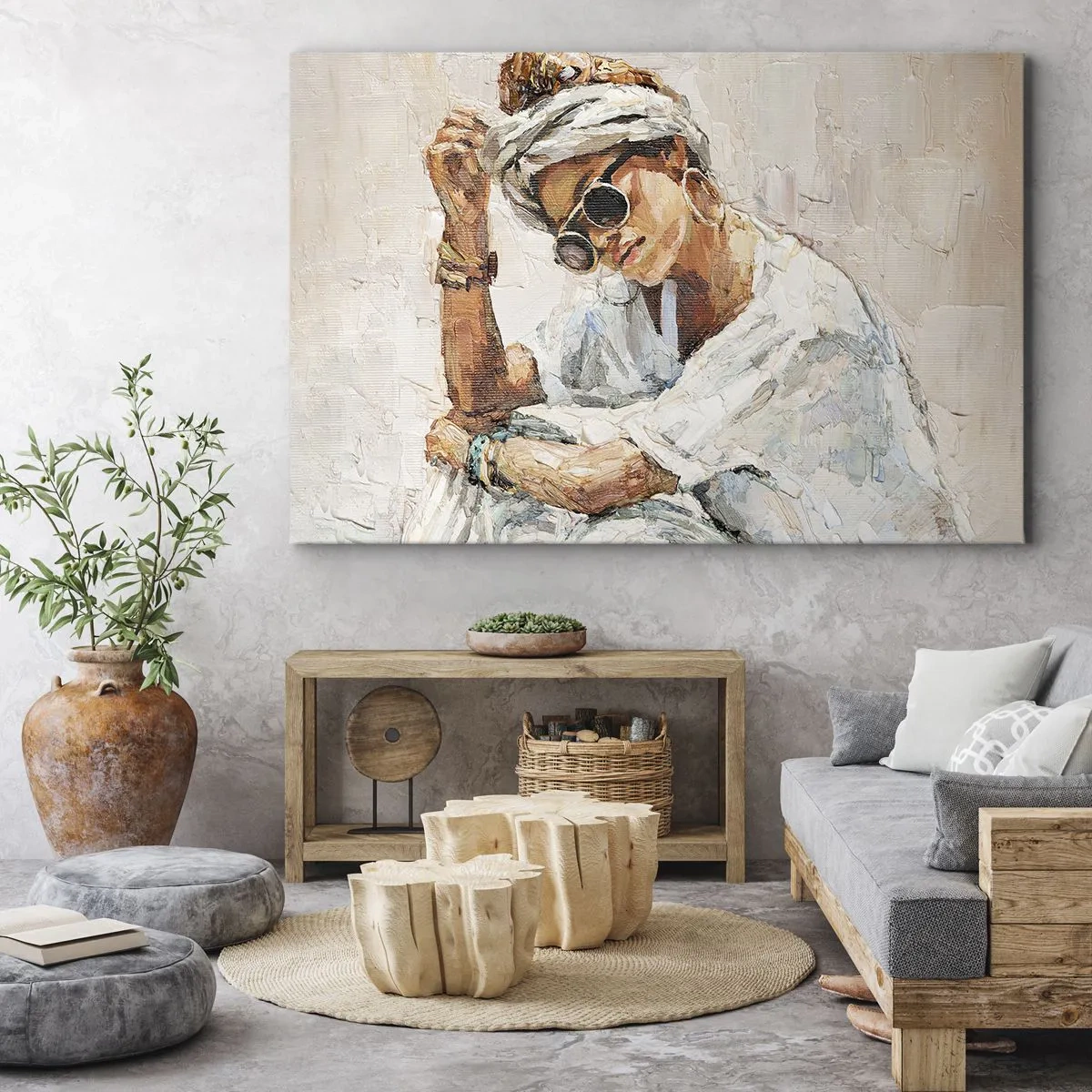 Lærredstryk - Billede på lærred - Portræt af en kvinde med solbriller mod en lys væg - 70x50cm - Portræt i fuldt sollys - Moderne vægdekoration til stue og soveværelse ARTTOR