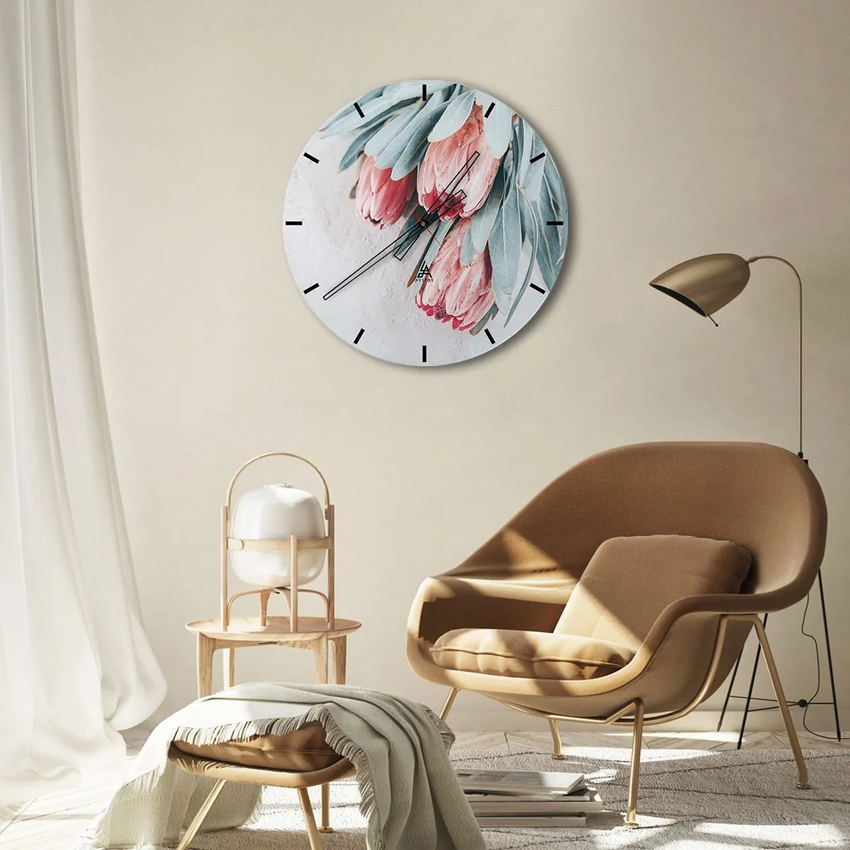 Vægur, Uret - Proteablomster med lyseblå blade på en lys baggrund - 30x30cm - Skammer sig over deres egen skønhed - Moderne vægdekoration til stue, køkken og soveværelse ARTTOR