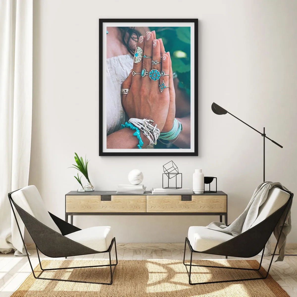 Plakat i sort ramme - Hænder dekoreret med boheme-smykker - 50x70cm - Velkommen til værens centrum - Moderne vægdekoration til stue og soveværelse ARTTOR