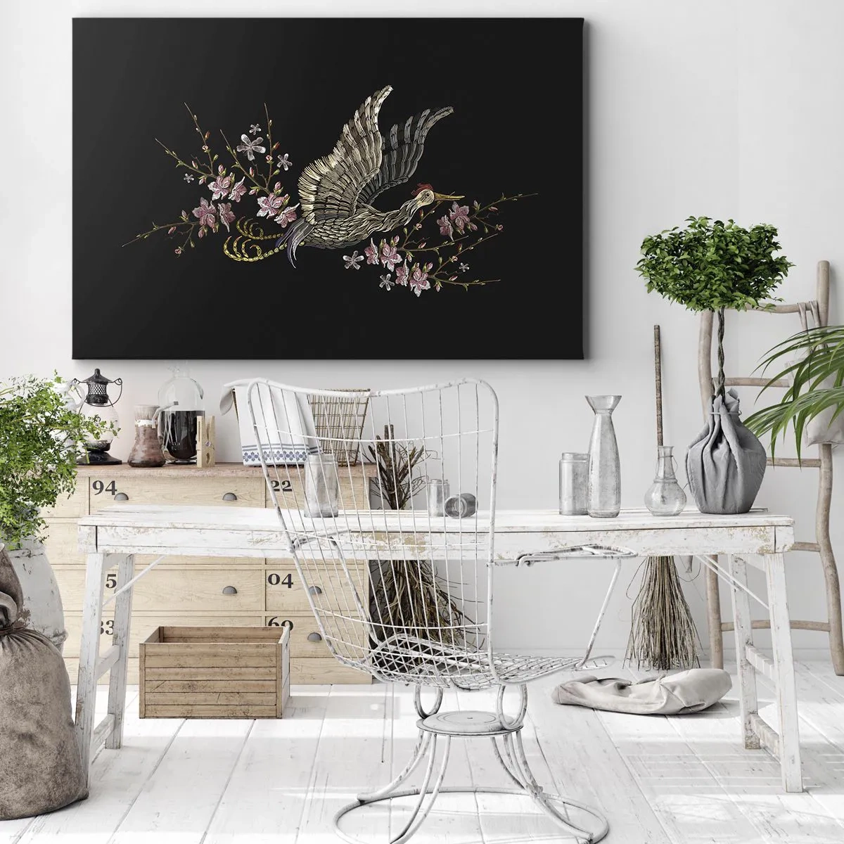 Lærredstryk - Billede på lærred - En fugl i flugt med blomster på en sort baggrund - 70x50cm - Eksotisk broderet fugl - Moderne vægdekoration til stue og soveværelse ARTTOR