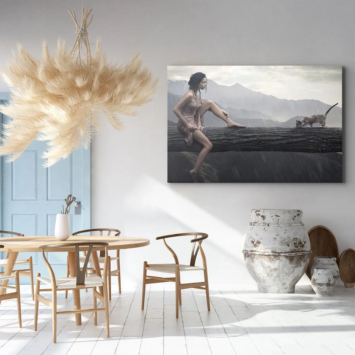 Lærredstryk - Billede på lærred - En kvinde og en kat på en træstamme i regnvejr med udsigt over bjergene. - 70x50cm - Skønhedens toppe - Moderne vægdekoration til stue og soveværelse ARTTOR