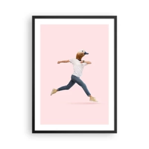 Plakat i sort ramme - En løbende figur med et fuglehoved på en lyserød baggrund - 50x70cm - En knivspids absurditet - Moderne vægdekoration til stue og soveværelse ARTTOR