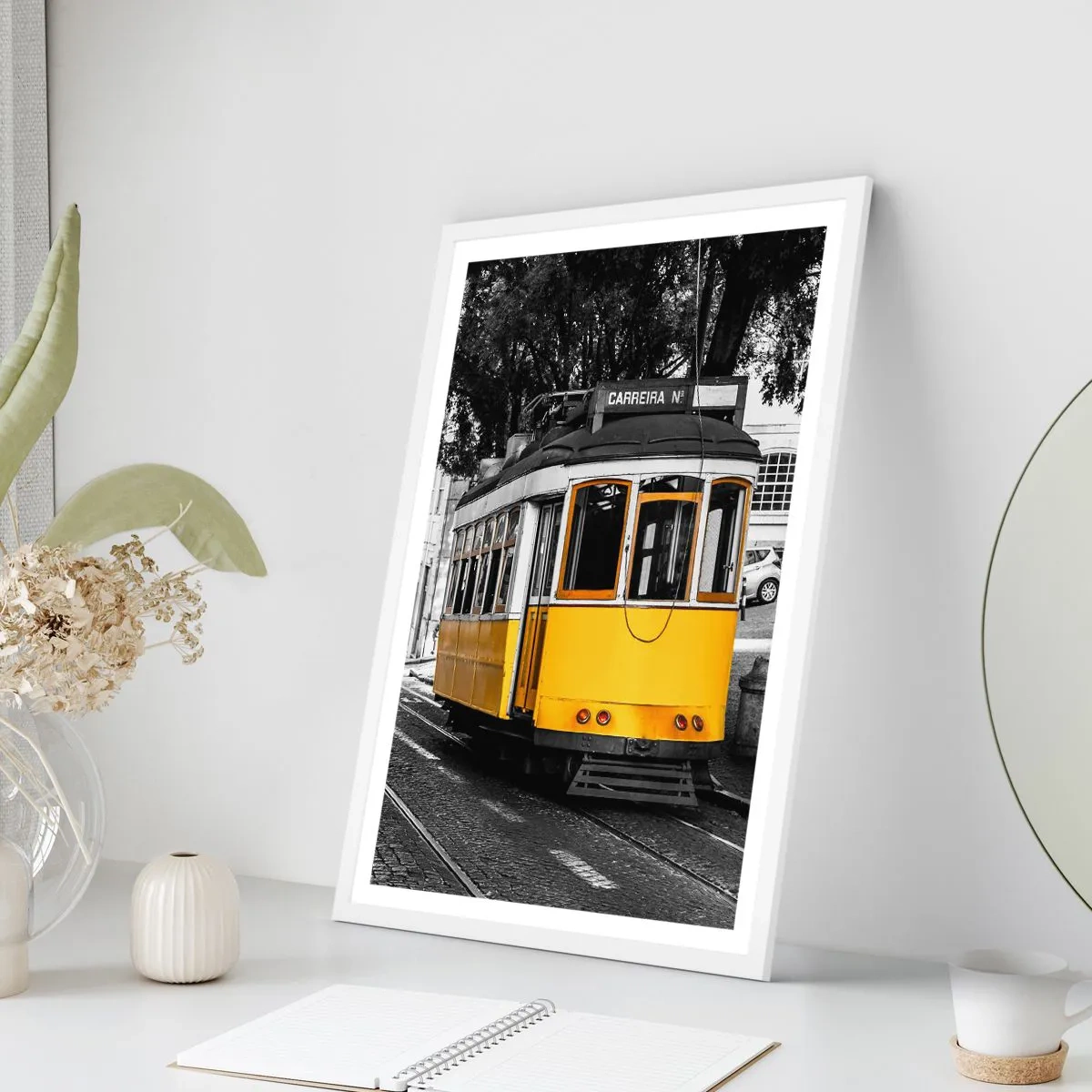 Plakat i hvid ramme - Og en fado i baggrunden - 50x70 cm