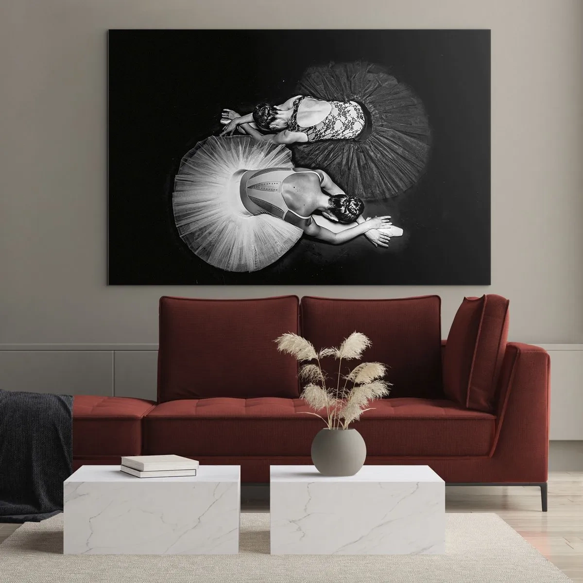 Billede på glas - To ballerinaer i hvilestilling iført sorte og hvide tutuer - 70x50cm - Yin og yang - den perfekte balance - Moderne vægdekoration til stue og soveværelse ARTTOR