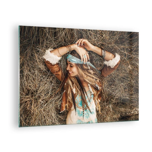 Billede på glas - Boho-stil kvinde liggende i hø smilende - 70x50cm - På vej til kærlighedens sommer - Moderne vægdekoration til stue og soveværelse ARTTOR