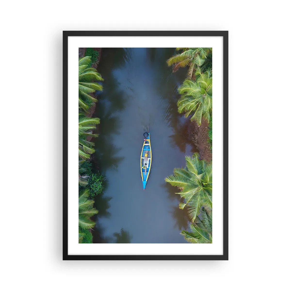 Plakat i sort ramme - Luftfoto af en båd, der flyder på en tropisk flod - 50x70cm - På en tropisk sti - Moderne vægdekoration til stue og soveværelse ARTTOR