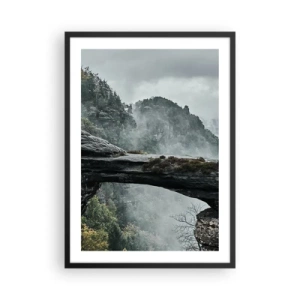 Plakat i sort ramme - Et fotografi af en mystisk klippebro indhyllet i tåge i et bjerglandskab. - 50x70cm - Eventyret er ved at begynde - Moderne vægdekoration til stue og soveværelse ARTTOR