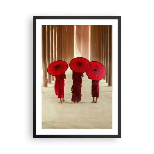Plakat i sort ramme - Munke med røde paraplyer i tempelkorridorerne - 50x70cm - På vej til det rene land - Moderne vægdekoration til stue og soveværelse ARTTOR