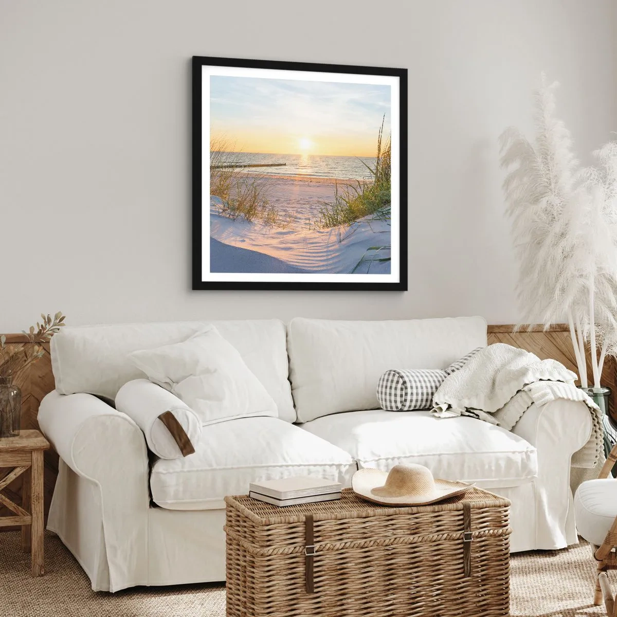 Plakat i sort ramme - Havet brummer, fuglene synger, en vild strand midt i græsset.... - 30x30 cm