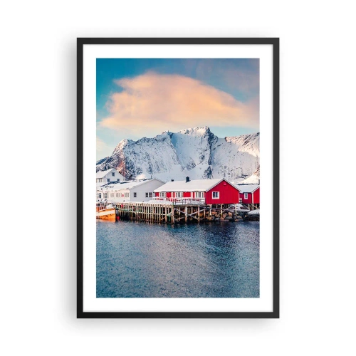 Plakat i sort ramme - Skandinaviske huse mod baggrunden af snedækkede bjerge og roligt vand - 50x70cm - Nordlig tilbagetrækning - Moderne vægdekoration til stue og soveværelse ARTTOR