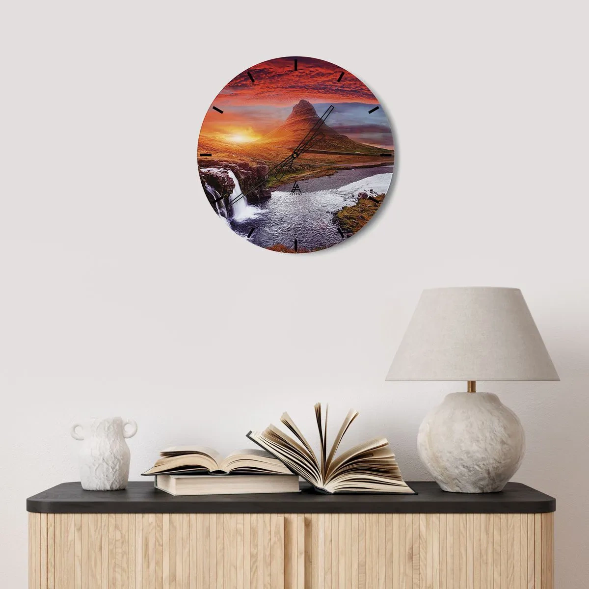 Vægur, Uret - Et malerisk landskab med et bjerg, et vandfald og en solnedgang - 30x30cm - En udsigt over Midgård - Moderne vægdekoration til stue, køkken og soveværelse ARTTOR