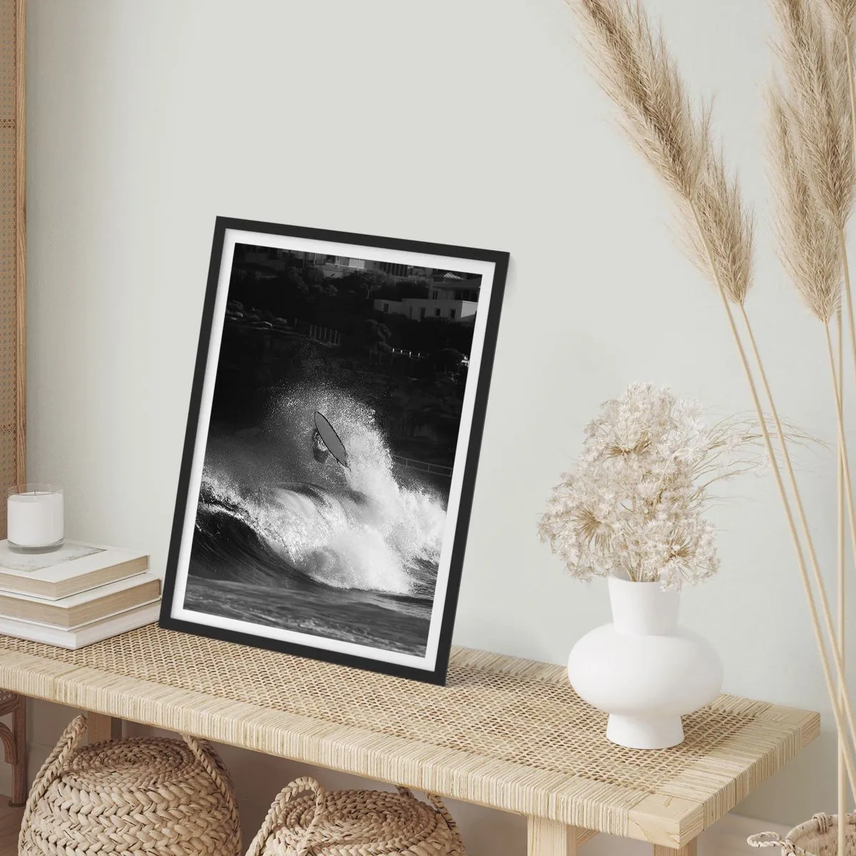 Plakat i sort ramme - Sort og hvid surfer i aktion på barske bølger - 50x70cm - Udfordring accepteret! - Moderne vægdekoration til stue og soveværelse ARTTOR