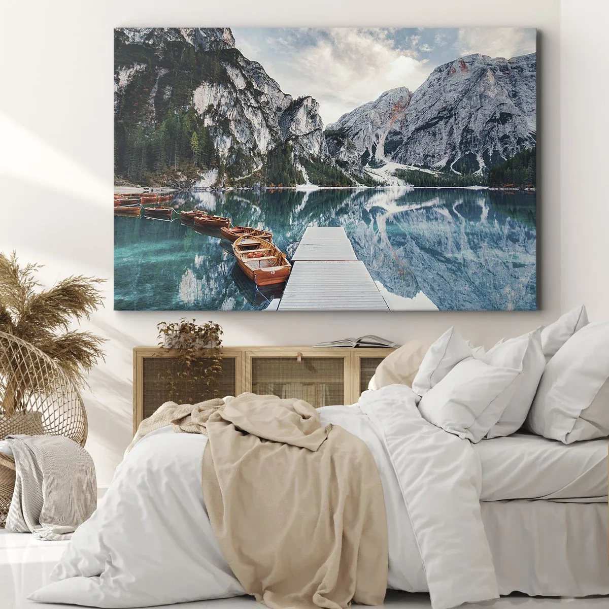 Lærredstryk - Billede på lærred - En sø med både omgivet af bjerge - 70x50cm - Vi vil vise dig skønheden - Moderne vægdekoration til stue og soveværelse ARTTOR