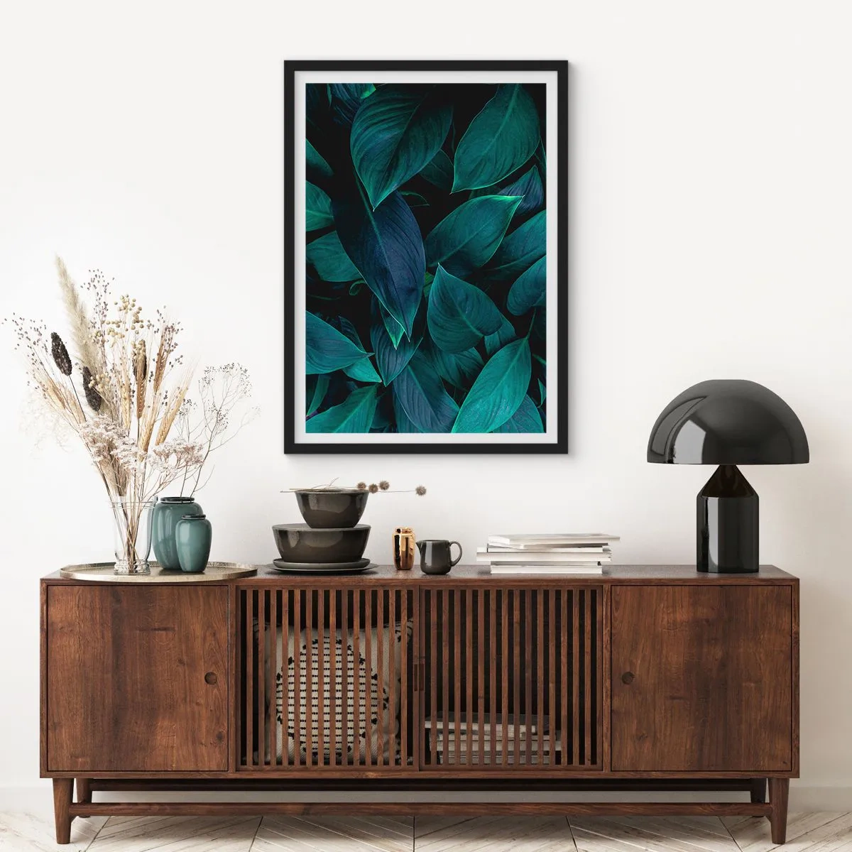 Plakat i sort ramme - Mørkegrønne blade med diskret baggrundsbelysning - 50x70cm - Grønt i sig selv - Moderne vægdekoration til stue og soveværelse ARTTOR