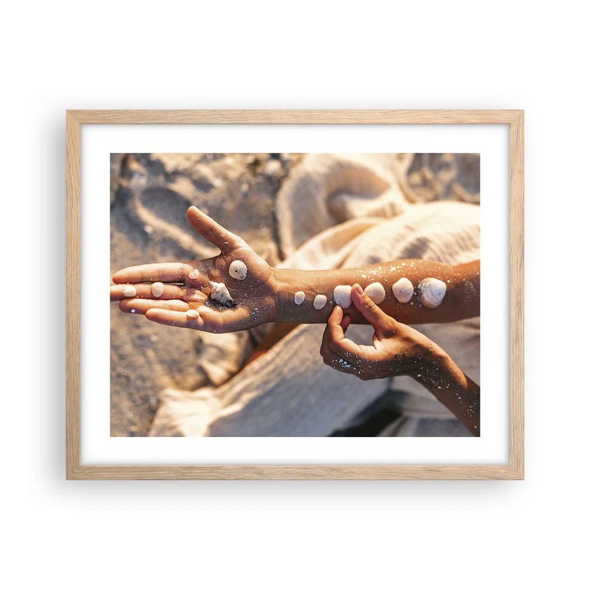 Plakat i ramme af lyst egetræ - Skønhed inden for rækkevidde - 50x40 cm