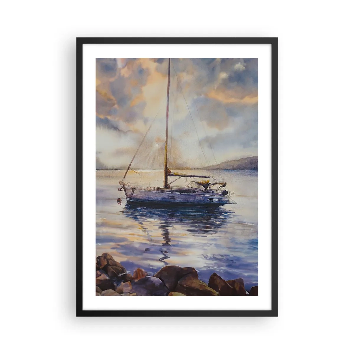 Plakat i sort ramme - En sejlbåd på roligt vand i solnedgangens lys - 50x70cm - Aften i bugten - Moderne vægdekoration til stue og soveværelse ARTTOR
