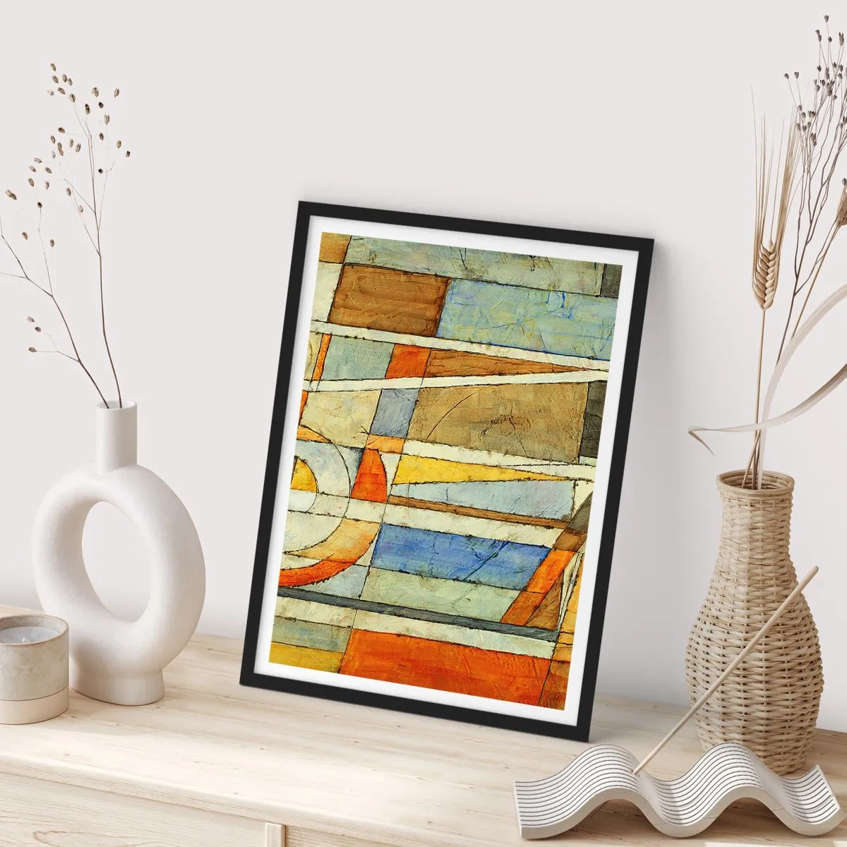 Plakat i sort ramme - Geometriske mønstre i nuancer af orange og blå - 50x70cm - Kubisme på en byggeplads - Moderne vægdekoration til stue og soveværelse ARTTOR