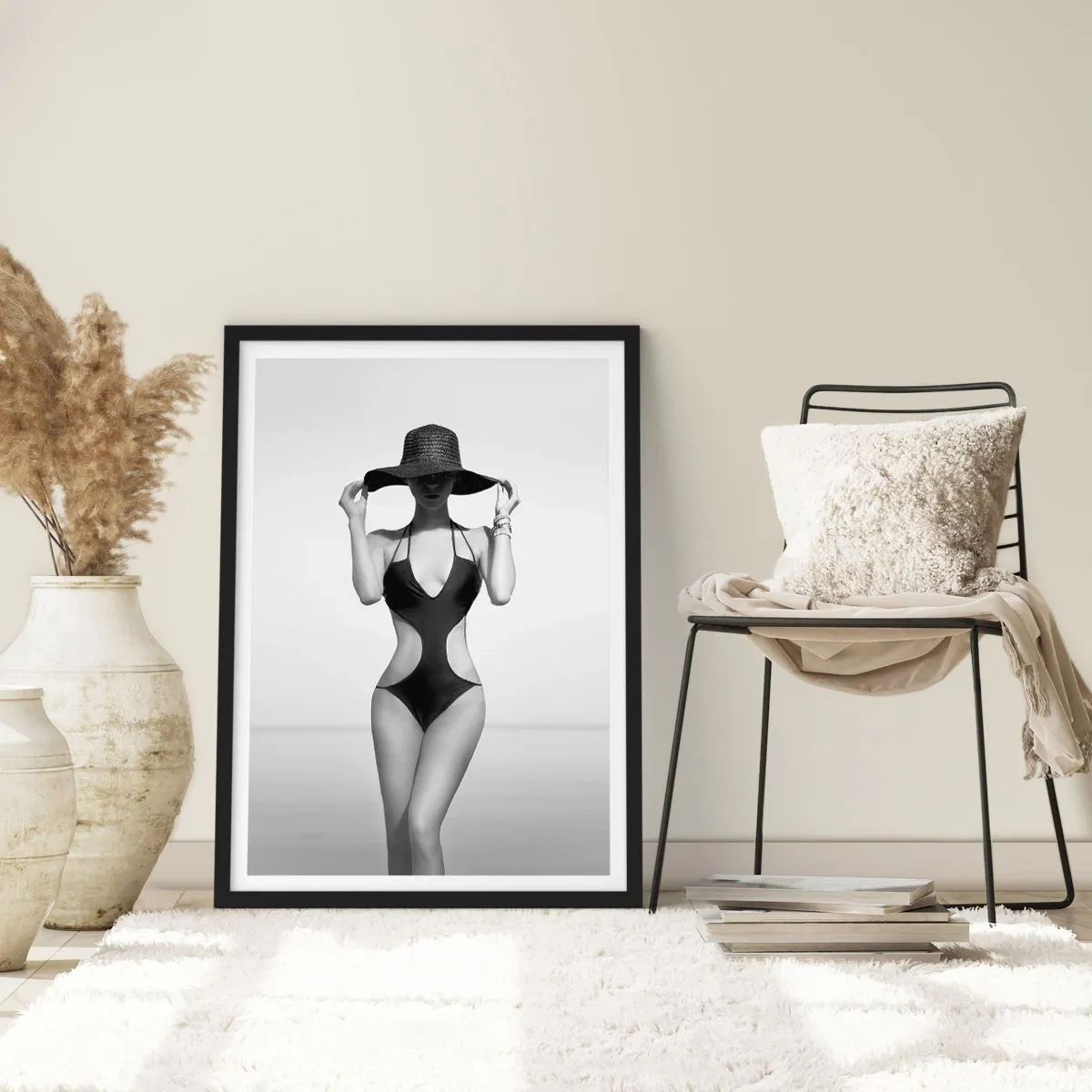 Plakat i sort ramme - Sort-hvidt fotografi af en kvinde i hat og badedragt - 50x70cm - Mit navn er Elegance - Moderne vægdekoration til stue og soveværelse ARTTOR
