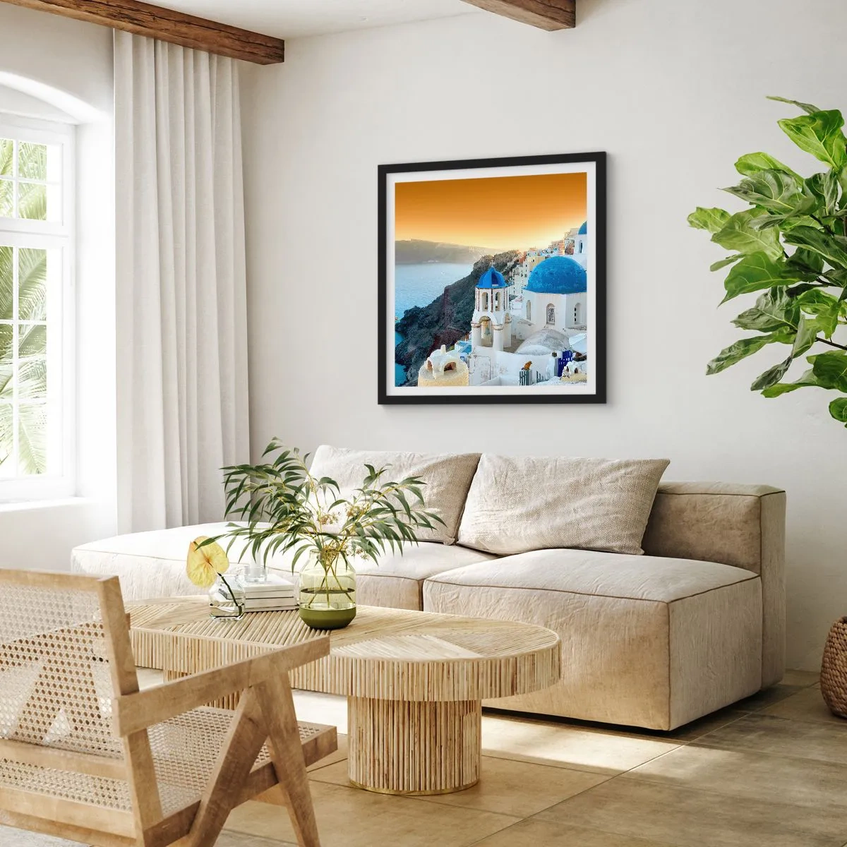 Plakat i sort ramme - Santorini - omfavnet af klipperne - 60x60 cm