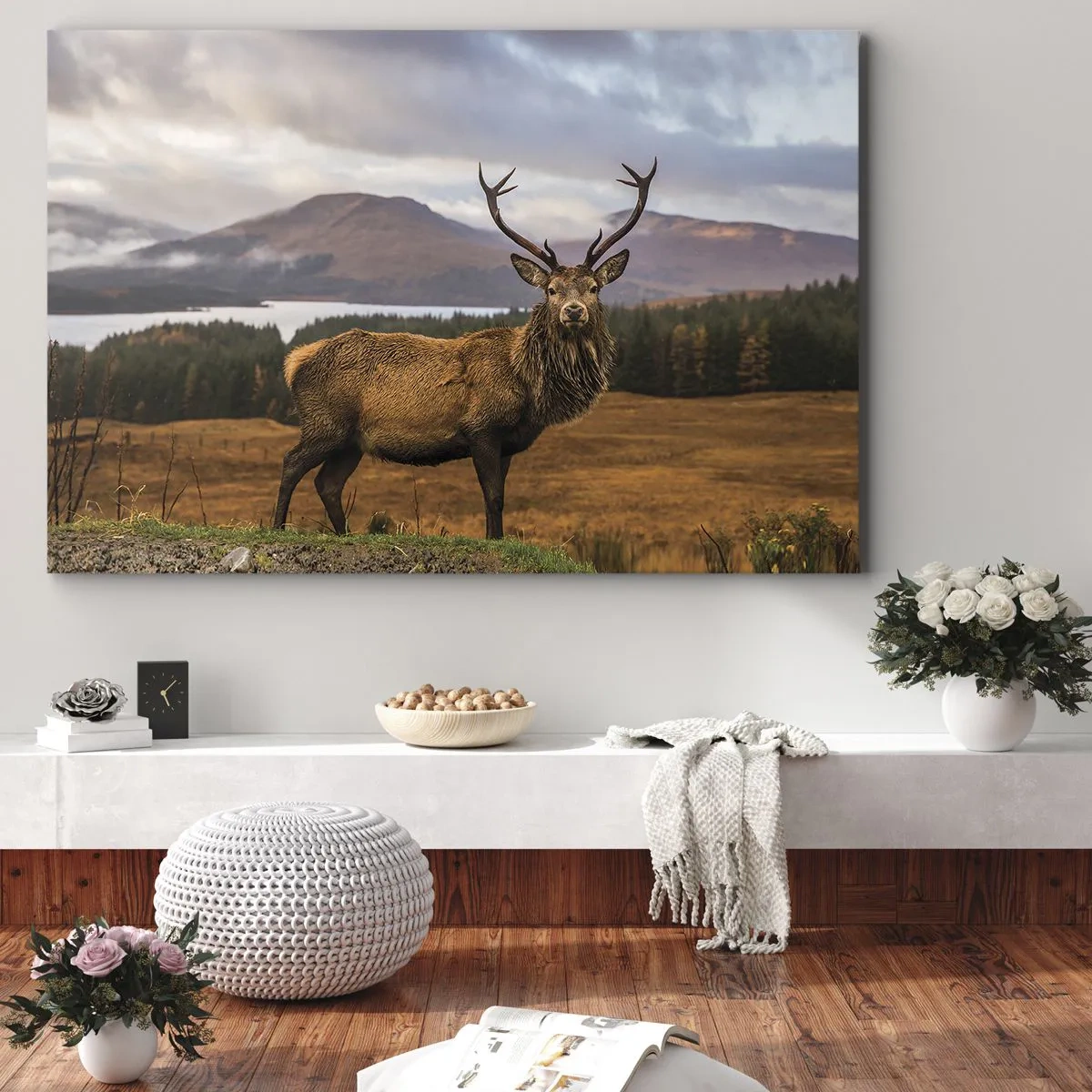 Lærredstryk - Billede på lærred - En hjort mod baggrunden af et bjerglandskab med søer og skov - 70x50cm - Naturens majestæt - Moderne vægdekoration til stue og soveværelse ARTTOR