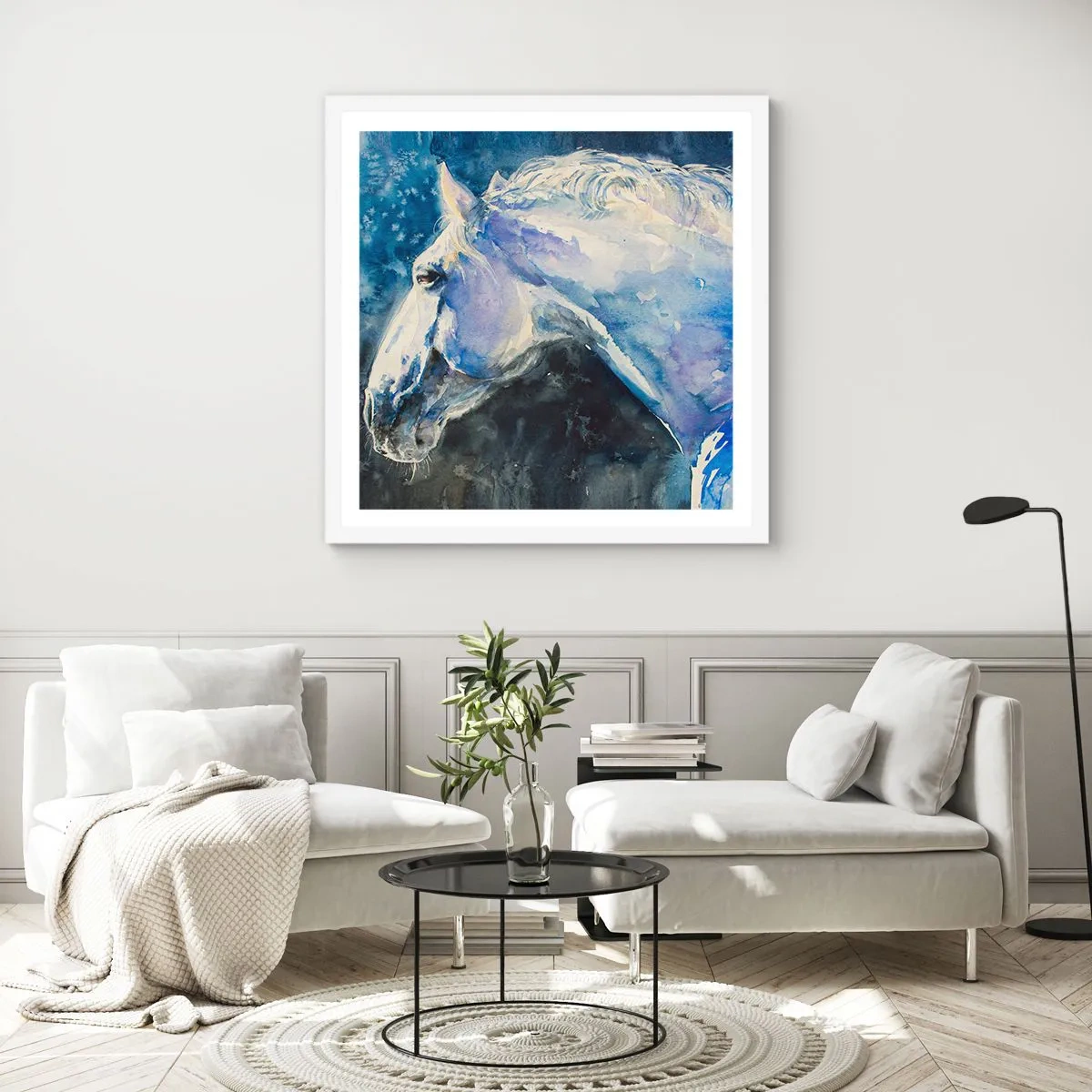 Plakat i hvid ramme - Portræt i et blåt skær - 60x60 cm