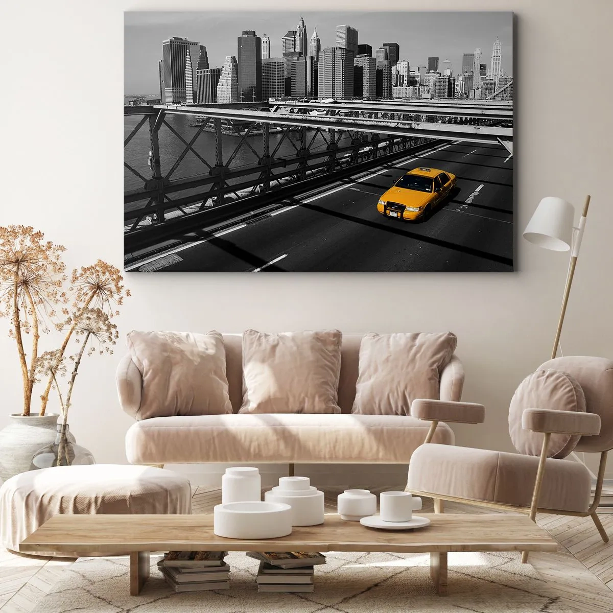 Lærredstryk - Billede på lærred - Gul taxa på en bro med udsigt over New Yorks skyline - 70x50cm - Storbyens farve - Moderne vægdekoration til stue og soveværelse ARTTOR