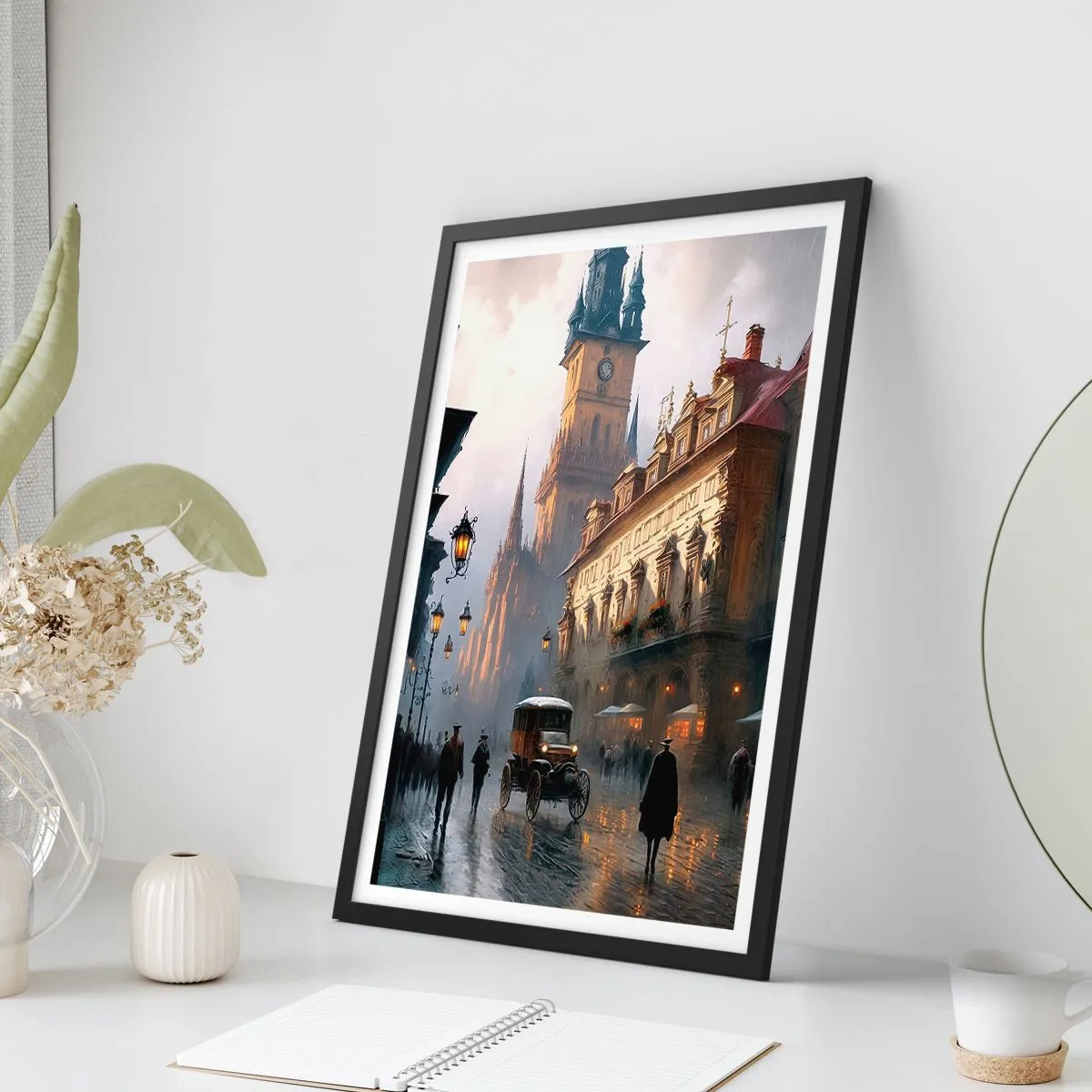 Plakat i sort ramme - Historisk by i skumringen med et historisk køretøj - 50x70cm - Magien i en aften i Prag - Moderne vægdekoration til stue og soveværelse ARTTOR