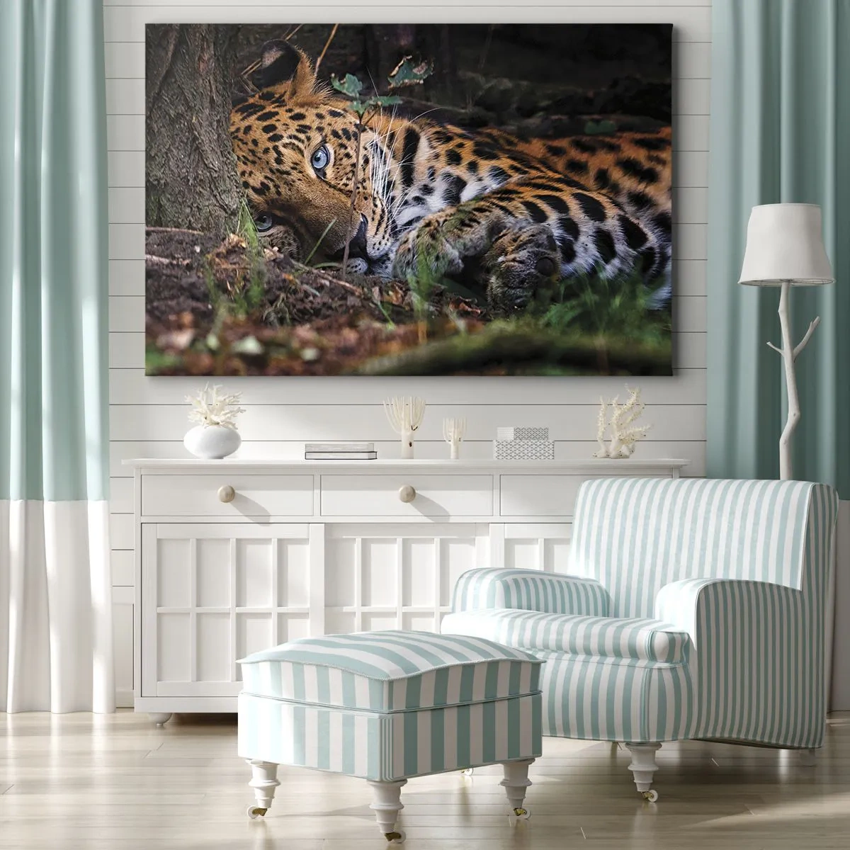 Lærredstryk - Billede på lærred - En leopard ligger i skyggen af træer - 70x50cm - Stol på mig - Moderne vægdekoration til stue og soveværelse ARTTOR