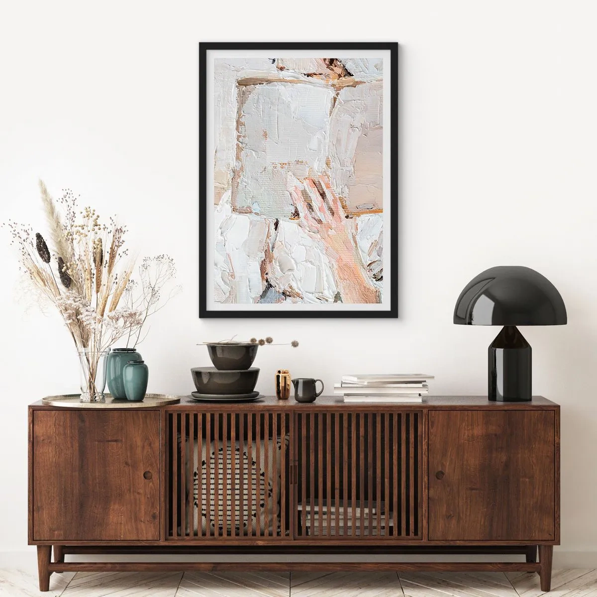 Plakat i sort ramme - Et tekstureret billede af en hånd, der holder en åben bog. - 50x70cm - I en anden verden - Moderne vægdekoration til stue og soveværelse ARTTOR