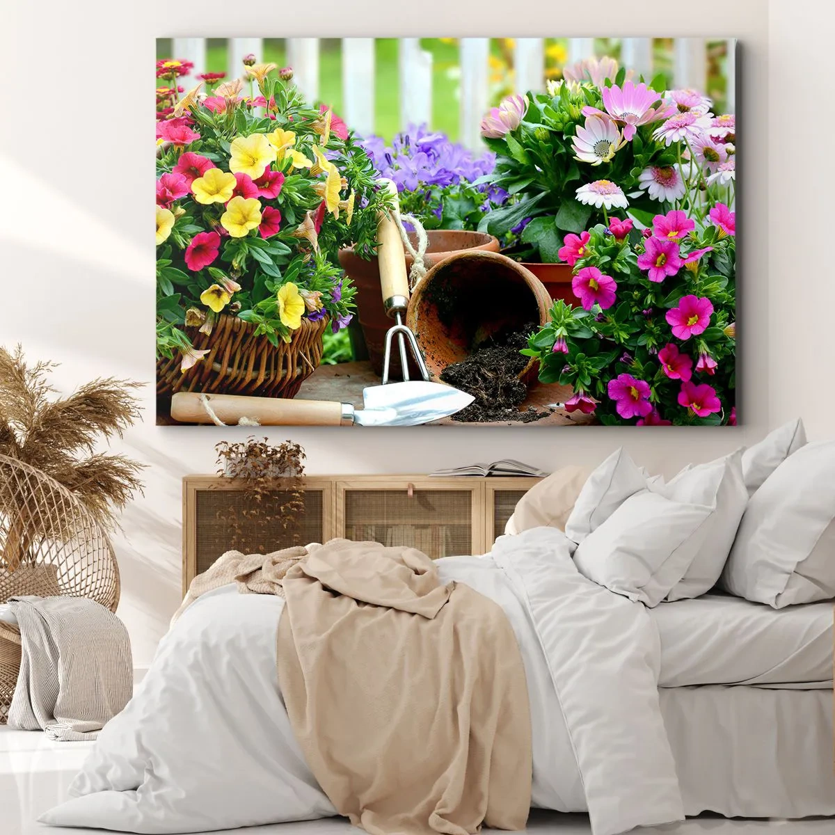Lærredstryk - Billede på lærred - Farverige blomster i potter med haveredskaber på bordet - 70x50cm - Zosias have - Moderne vægdekoration til stue og soveværelse ARTTOR