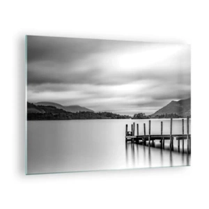 Billede på glas - Sort-hvidt landskab med en sø og en træmole - 70x50cm - Mildhed og styrke - Moderne vægdekoration til stue og soveværelse ARTTOR