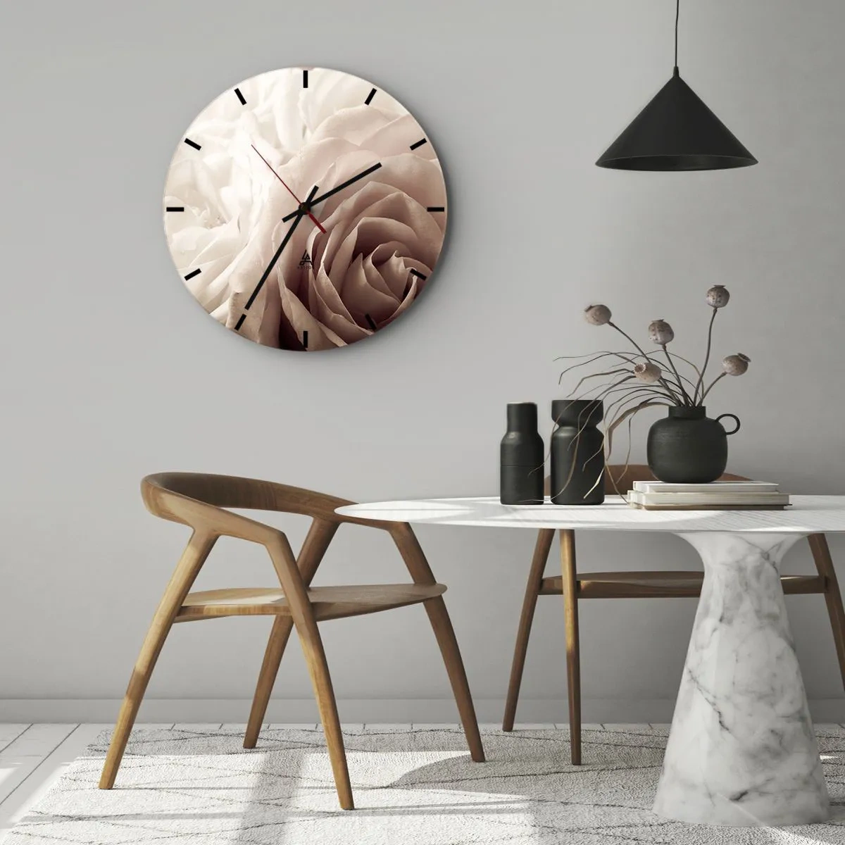 Vægur, Uret - Et nærbillede af sarte rosenblade i nuancer af beige og lyserød. - 30x30cm - I rosens hjerte - Moderne vægdekoration til stue, køkken og soveværelse ARTTOR