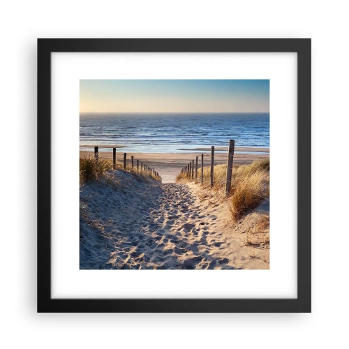 Plakat i sort ramme - Havet brummer, fuglene synger, en vild strand midt i græsset.... - 30x30 cm