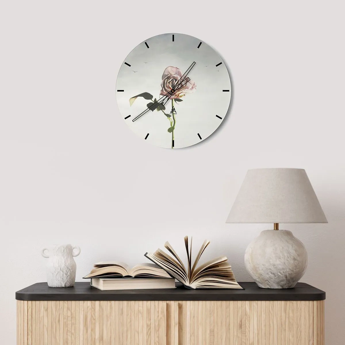 Vægur, Uret - En sart rose på en lys baggrund med fugle i det fjerne - 30x30cm - Velkomst til foråret - Moderne vægdekoration til stue, køkken og soveværelse ARTTOR