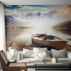 Fototapet Standard Eco - En båd på en sø omgivet af bjerge ved solnedgang - 100x70cm - Over store og klare vande - Moderne vægdekoration til stue og soveværelse ARTTOR