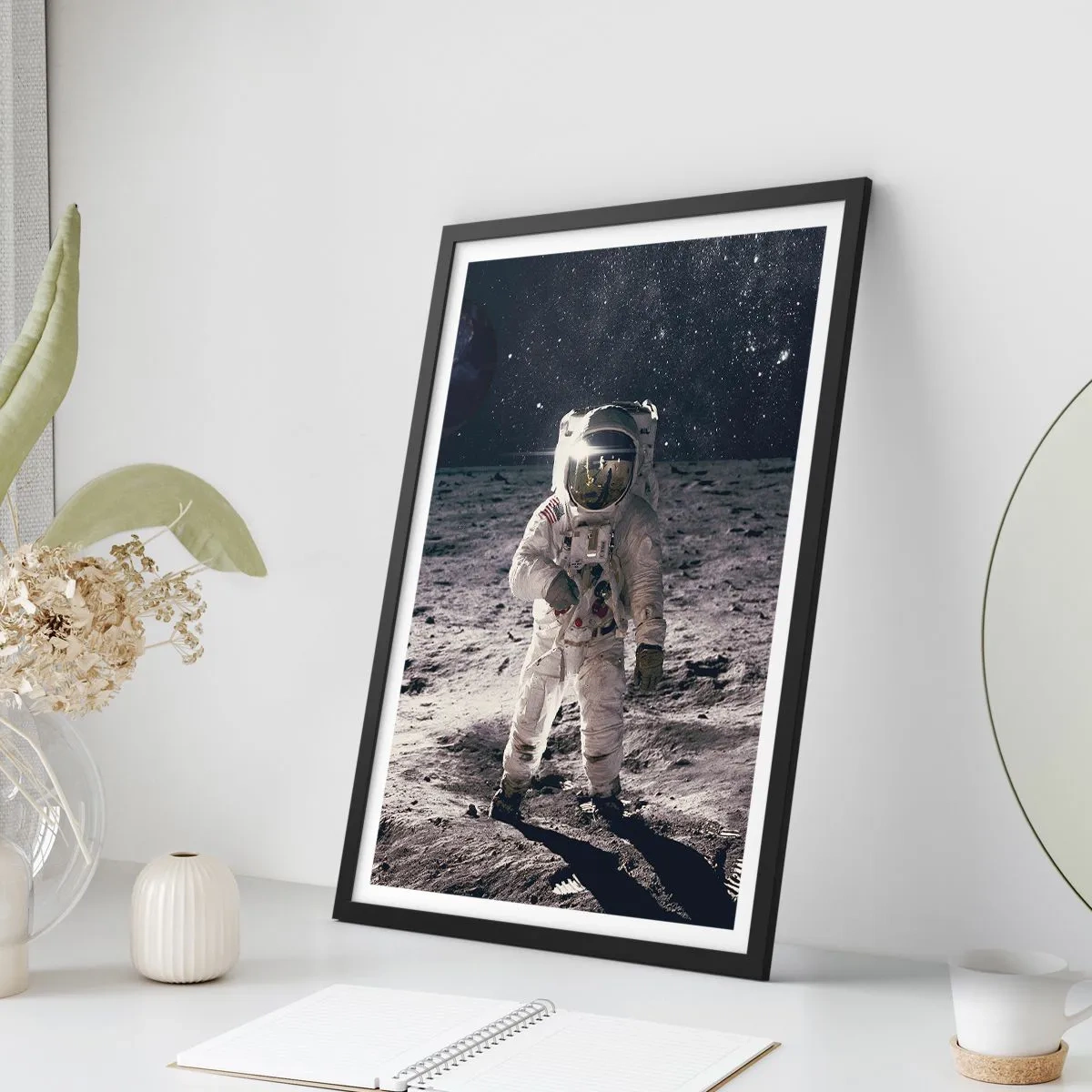 Plakat i sort ramme - Astronaut på månen med udsigt til stjernerne - 50x70cm - Hilsner fra månen - Moderne vægdekoration til stue og soveværelse ARTTOR