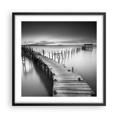 Plakat i sort ramme - Stilheden fra en glemt kyst - 50x50 cm