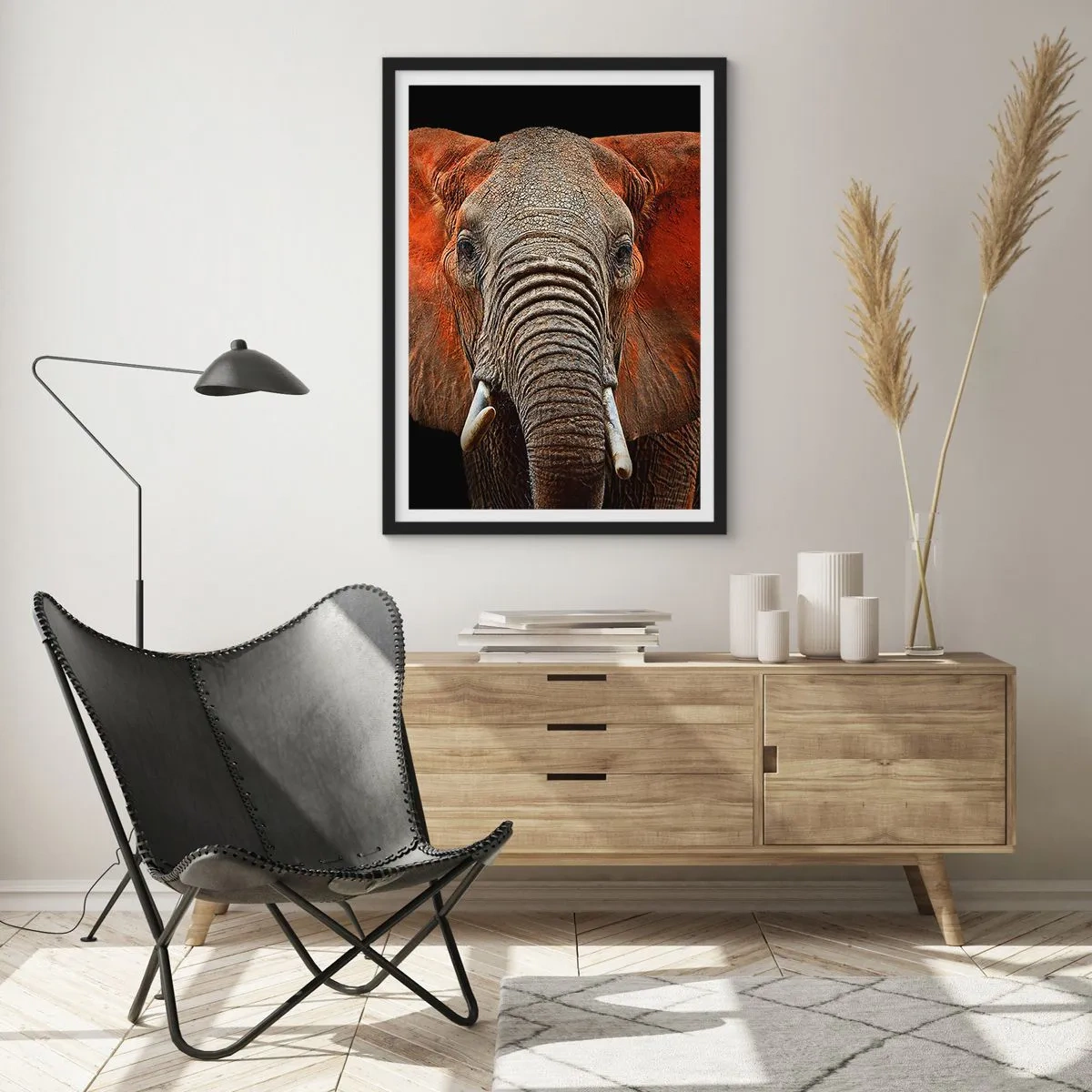 Plakat i sort ramme - Portræt af en majestætisk elefant mod en sort baggrund - 50x70cm - Jeg er vild, er du? - Moderne vægdekoration til stue og soveværelse ARTTOR