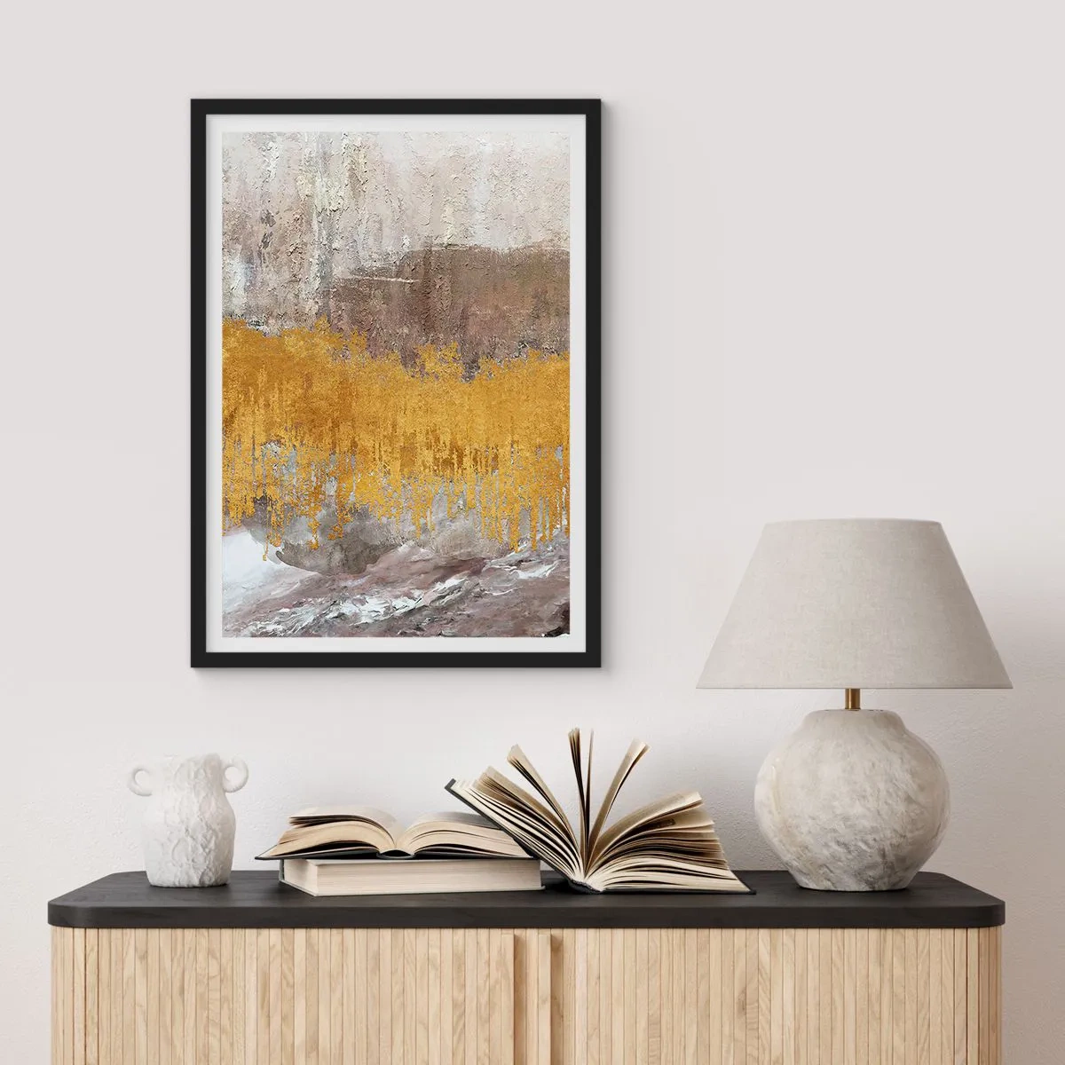 Plakat i sort ramme - Abstrakt tekstur i guld og beige med en dybdeeffekt - 50x70cm - En gylden eksplosion - Moderne vægdekoration til stue og soveværelse ARTTOR