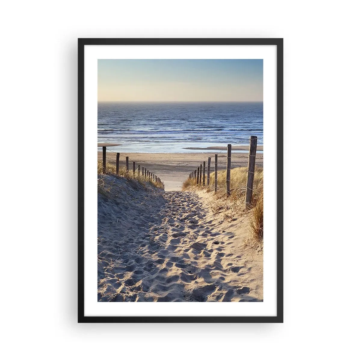 Plakat i sort ramme - Sti gennem klitterne, der fører til stranden ved solnedgang - 50x70cm - Havet brummer, fuglene synger, en vild strand midt i græsset.... - Moderne vægdekoration til stue og soveværelse ARTTOR