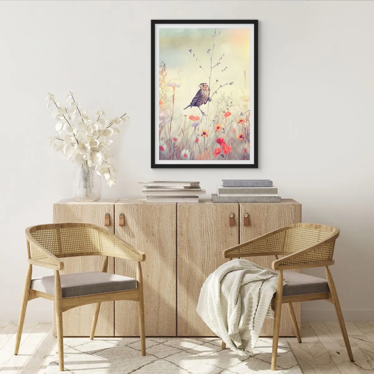 Plakat i sort ramme - Fugleportræt med en eng i baggrunden - 40x50 cm