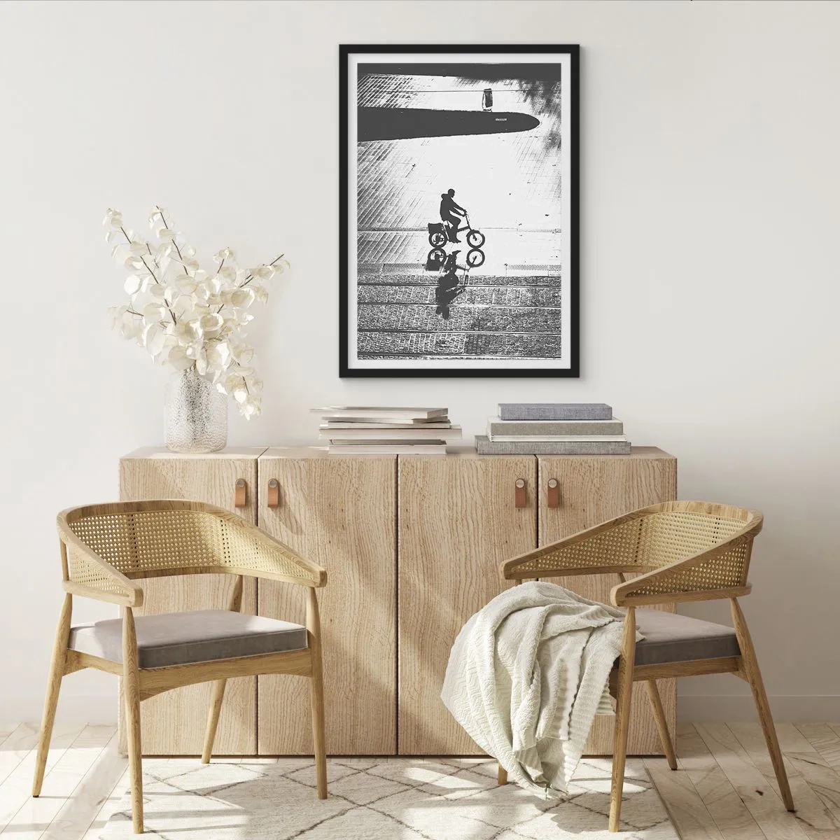 Plakat i sort ramme - Silhuet af en cyklist med en refleksion i en vandpyt i sort-hvid stil - 50x70cm - Fremad, gennem byen - Moderne vægdekoration til stue og soveværelse ARTTOR