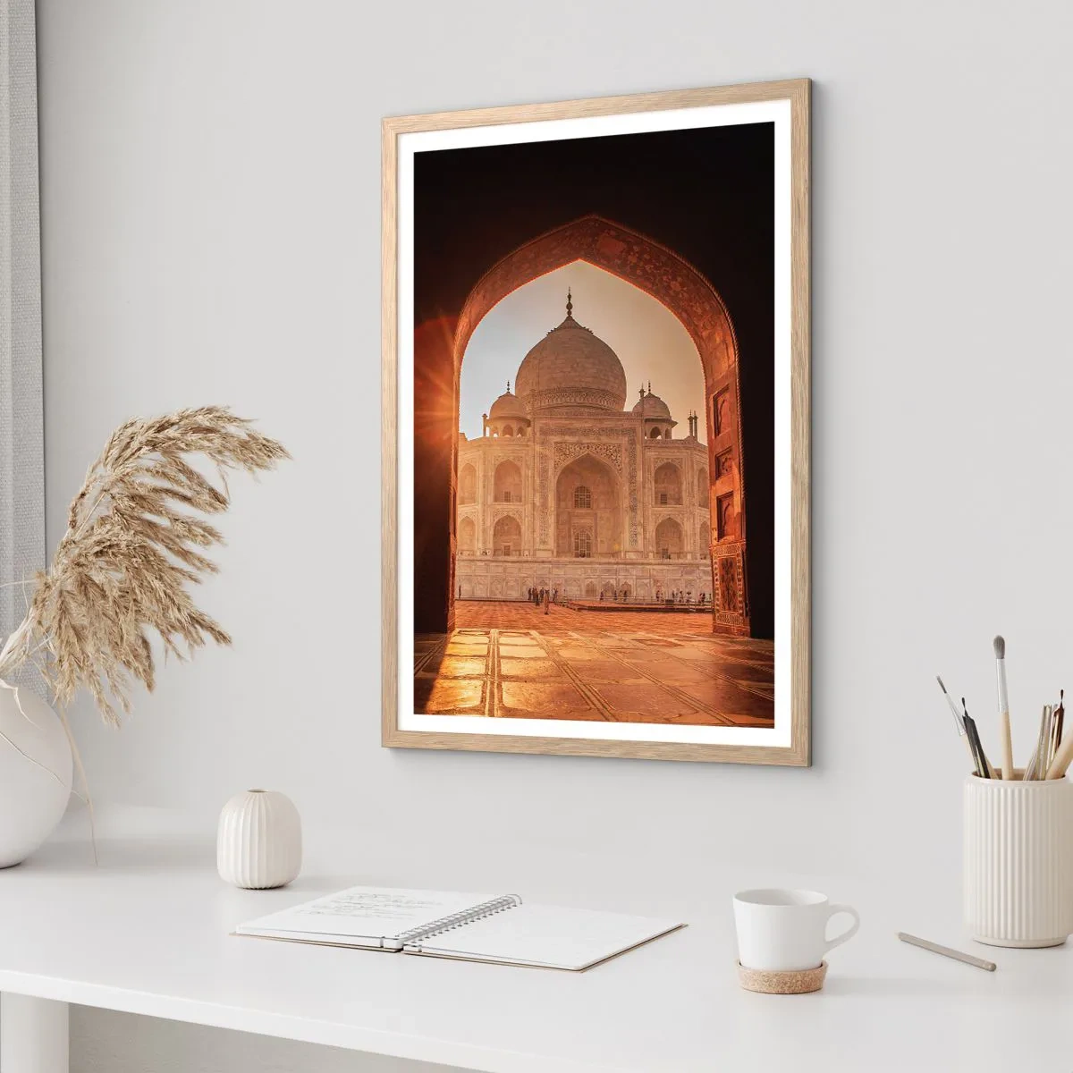 Plakat i ramme af lyst egetræ - Et monument over overjordisk kærlighed - 61x91 cm