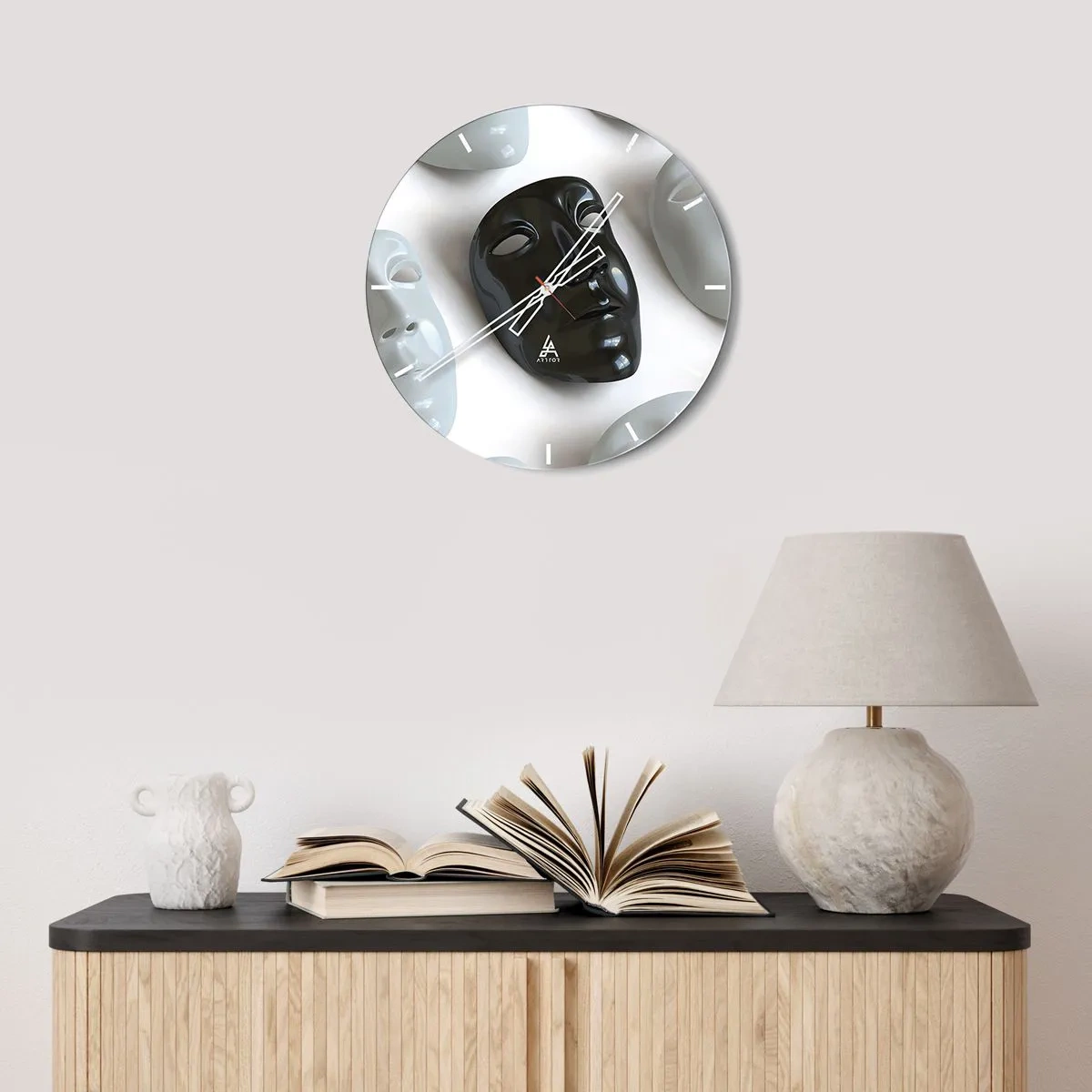 Vægur, Uret - En sort maske omgivet af hvide masker på en lys baggrund - 30x30cm - Hvordan skiller man sig ud? - Moderne vægdekoration til stue, køkken og soveværelse ARTTOR