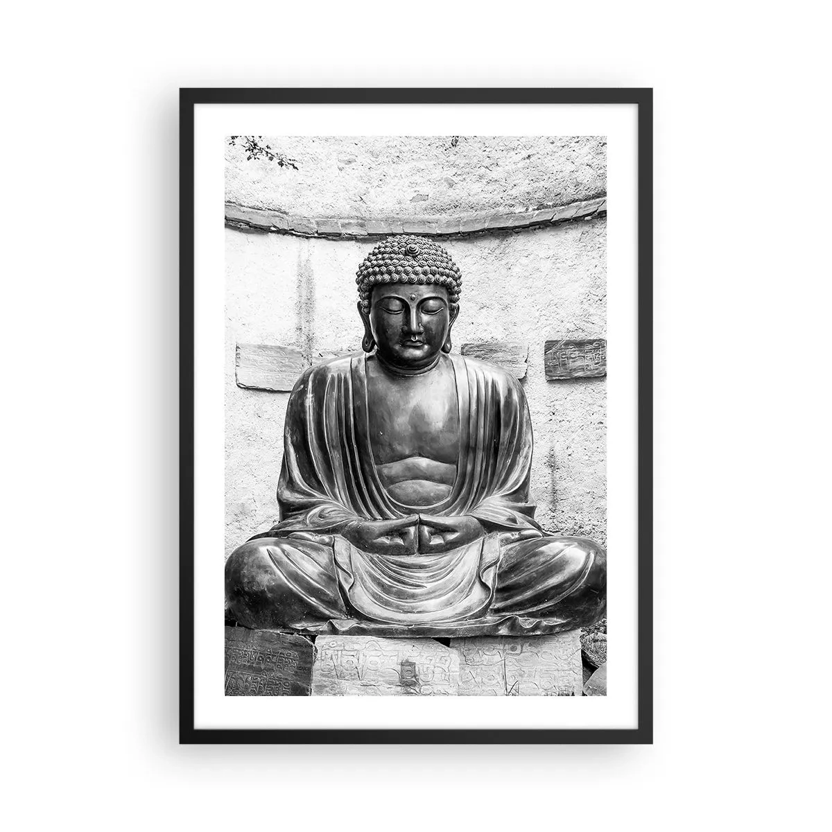 Plakat i sort ramme - En skulptur af Buddha i meditativ stilling i monokromatiske toner - 50x70cm - Ved fredens kilde - Moderne vægdekoration til stue og soveværelse ARTTOR