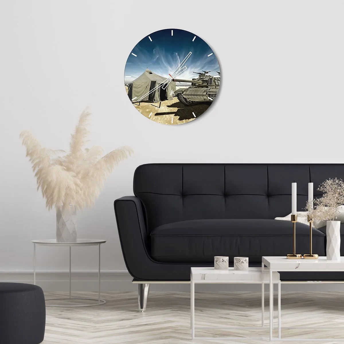 Vægur, Uret - En tank og et telt mod en blå himmel - 30x30cm - En militær drøm - Moderne vægdekoration til stue, køkken og soveværelse ARTTOR