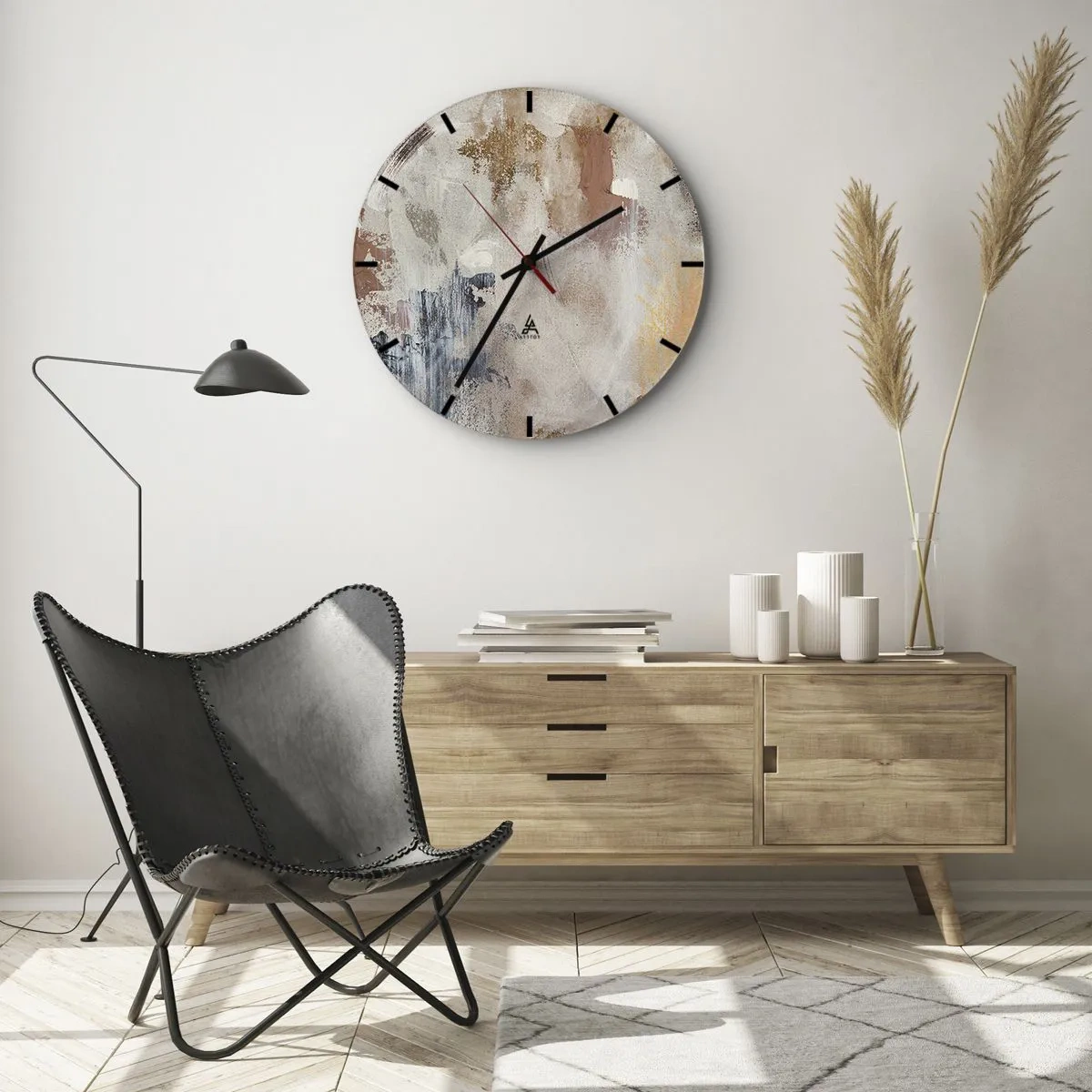 Vægur, Uret - Beige og brun abstraktion med fine malestrøg - 30x30cm - Tågeagtig abstraktion - Moderne vægdekoration til stue, køkken og soveværelse ARTTOR