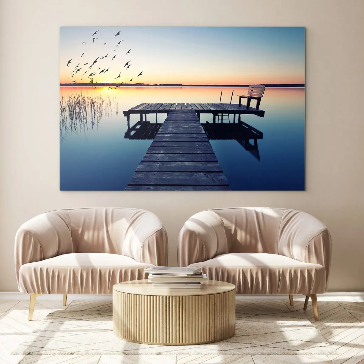 Billede på glas - En mole ved søen med udsigt til solnedgangen og fugle i flugt - 70x50cm - Det var en god dag - Moderne vægdekoration til stue og soveværelse ARTTOR