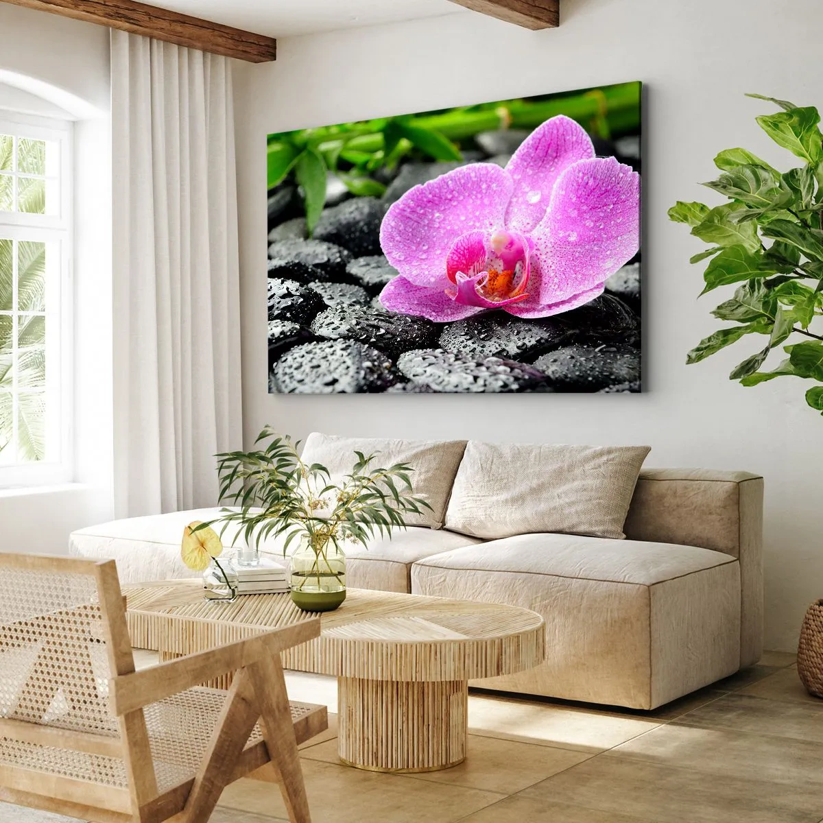 Lærredstryk - Billede på lærred - Lyserød orkidé på våde sorte sten med grønne blade - 70x50cm - Som et åbent hjerte - Moderne vægdekoration til stue og soveværelse ARTTOR